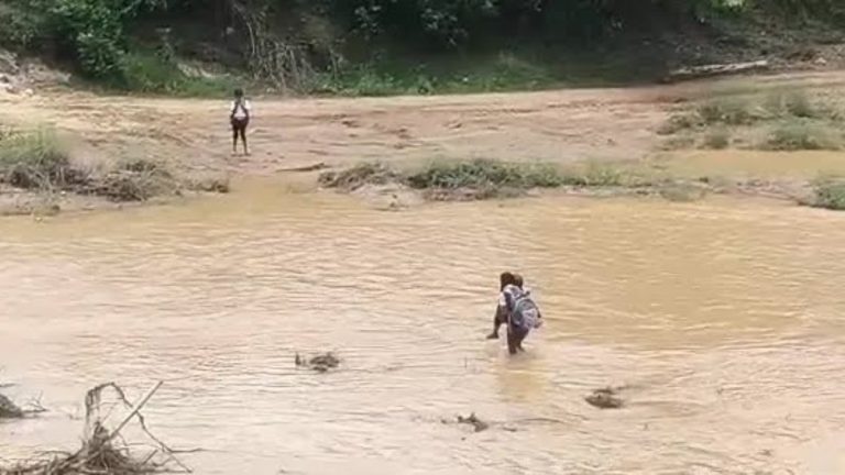 Children Risk Lives Crossing 1
