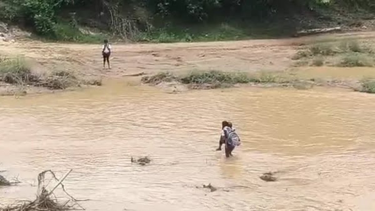 Children Risk Lives Crossing 1