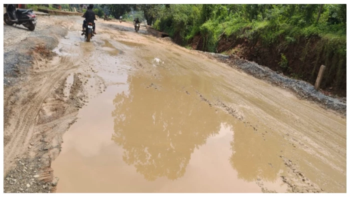 ambikapur-ramanujganj-road-rain-damage-potholes-balrampur-2026