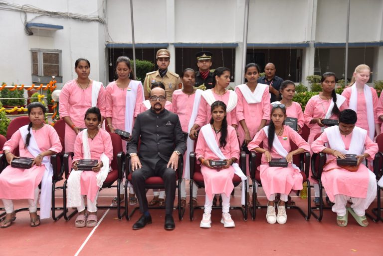 raman-deka-smart-stick-blind-students-raipur