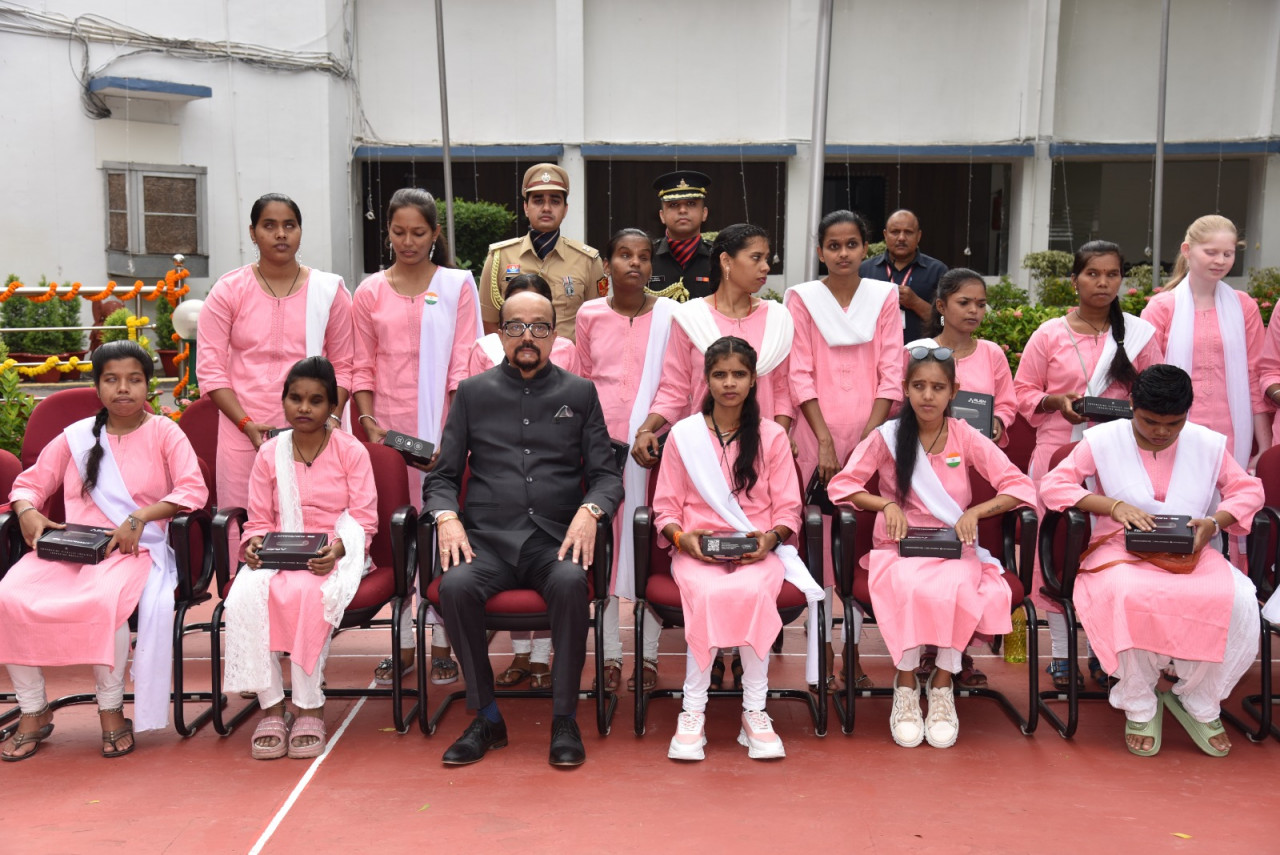 raman-deka-smart-stick-blind-students-raipur