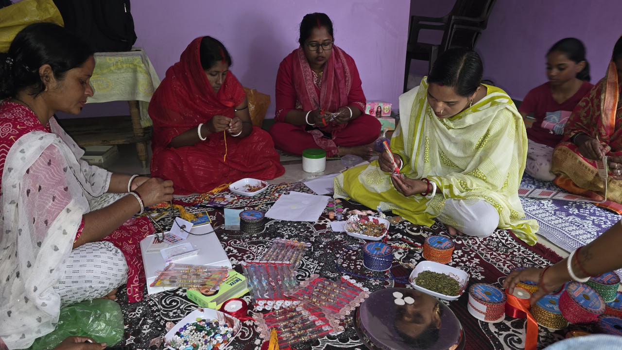 surguja-bihan-yojana-women-rakhi-making-business