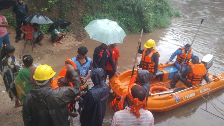 bijapur-chintavagu-river-ddrf-rescue-sick-woman
