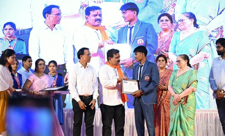 kawardha-171-meritorious-students-honored-vijay-sharma