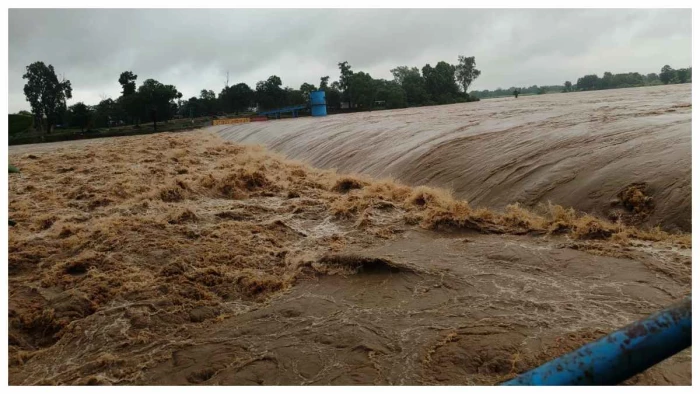 kanhar-river-flood-ramanujganj-heavy-rain-20-houses-connectivity-cut