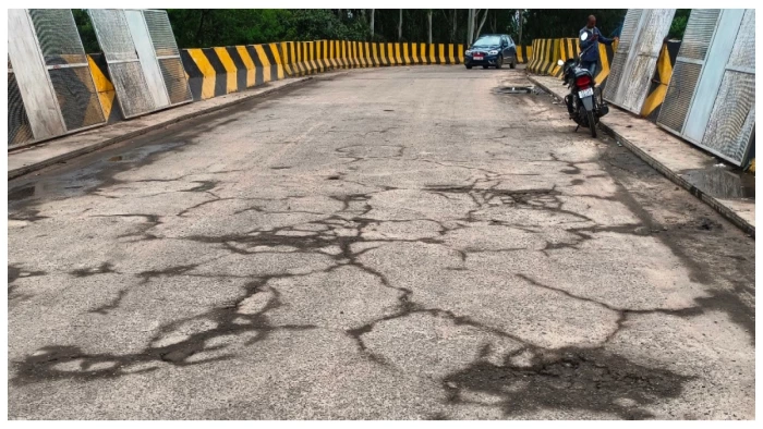 bishrampur-overbridge-crack-road-damage-quality-issue