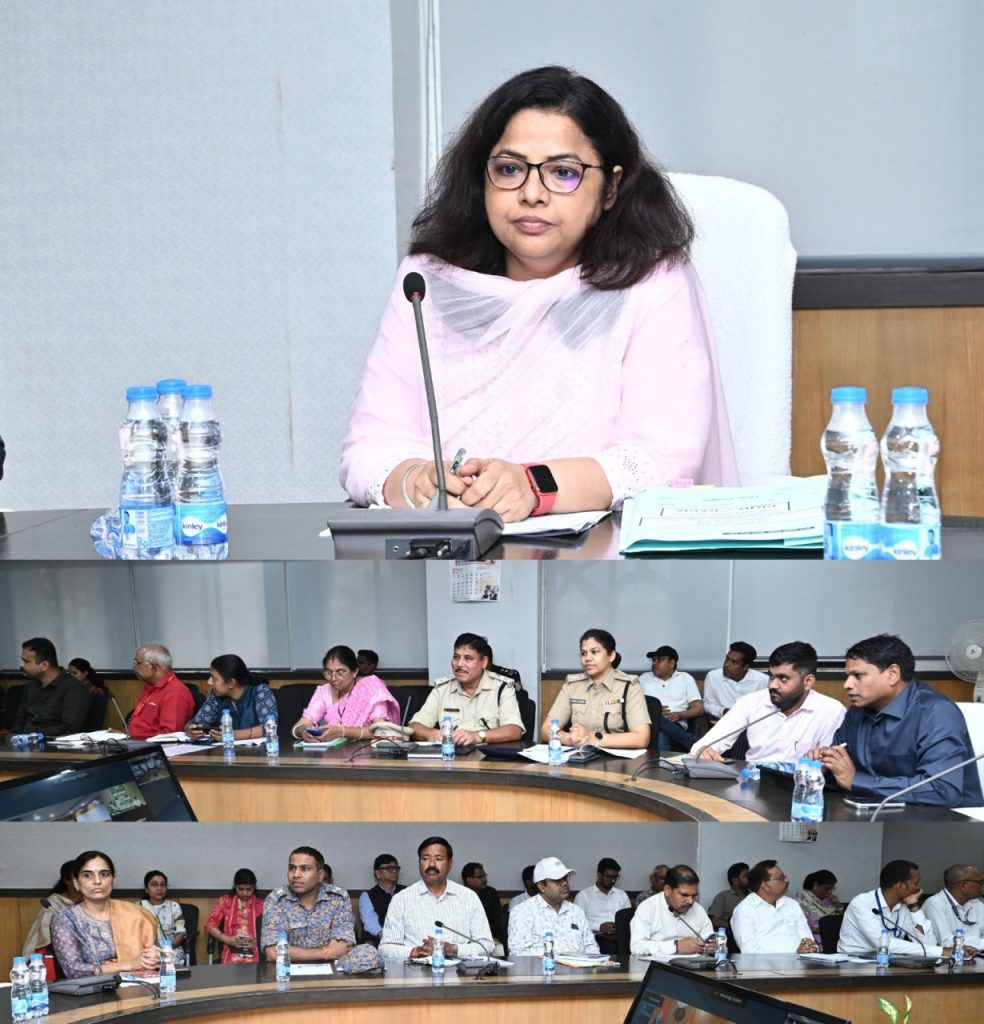 रायपुर में बाढ़ आपदा प्रबंधन की तैयारियों को लेकर आयोजित बैठक में मौजूद अधिकारी।