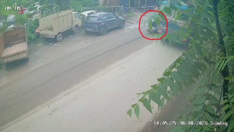 raigarh-dhimrapur-chowk-activa-truck-accident-cctv-video