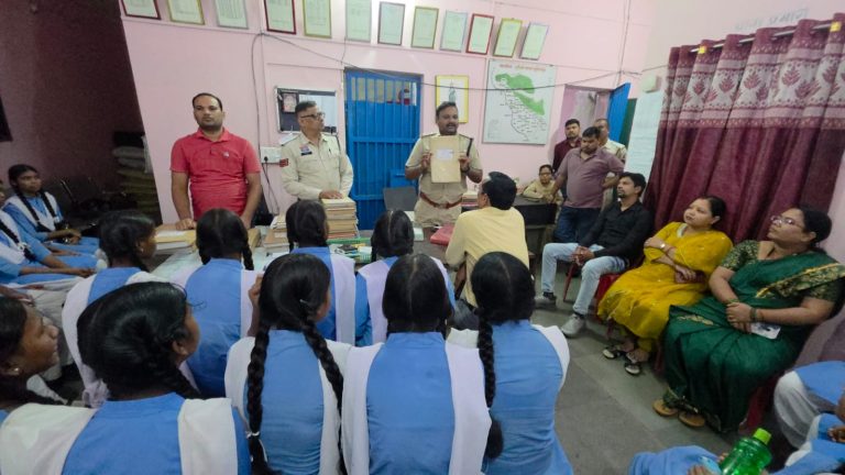raigarh-bhupdevpur-police-station-educational-visit-students-2026