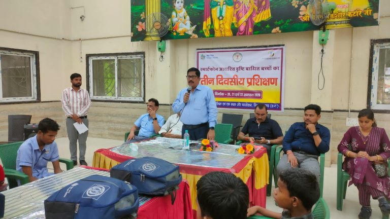 raigarh-visually-impaired-children-smartphone-training