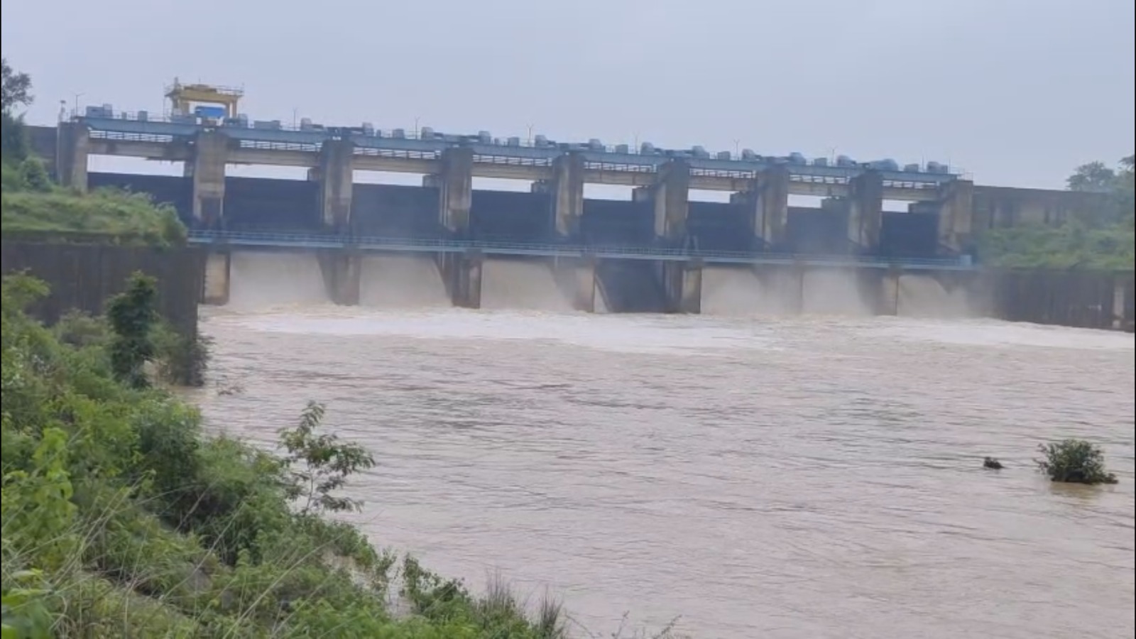 raigarh-kelo-dam-6-gates-open-kelo-river-flood