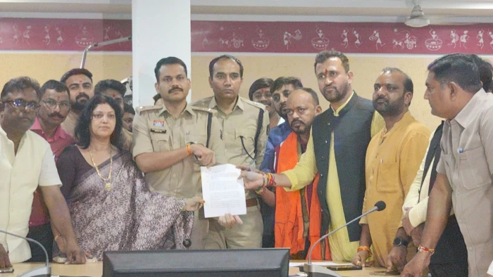 raipur-mayor-abusive-comment-viral-video-fir