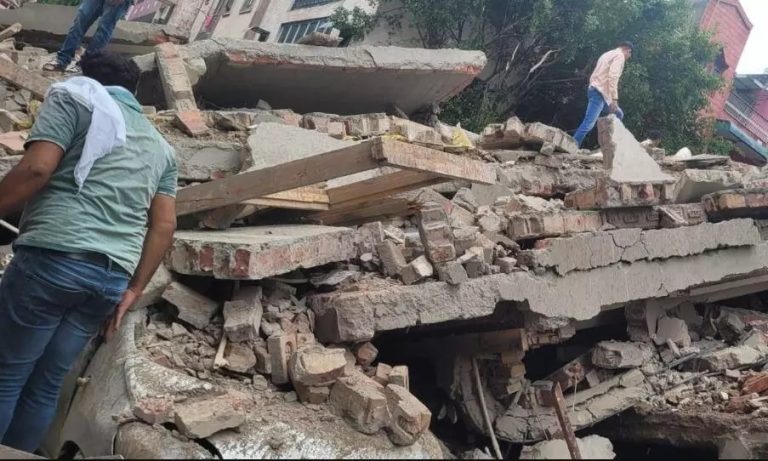 delhi-satya-niketan-building-collapse