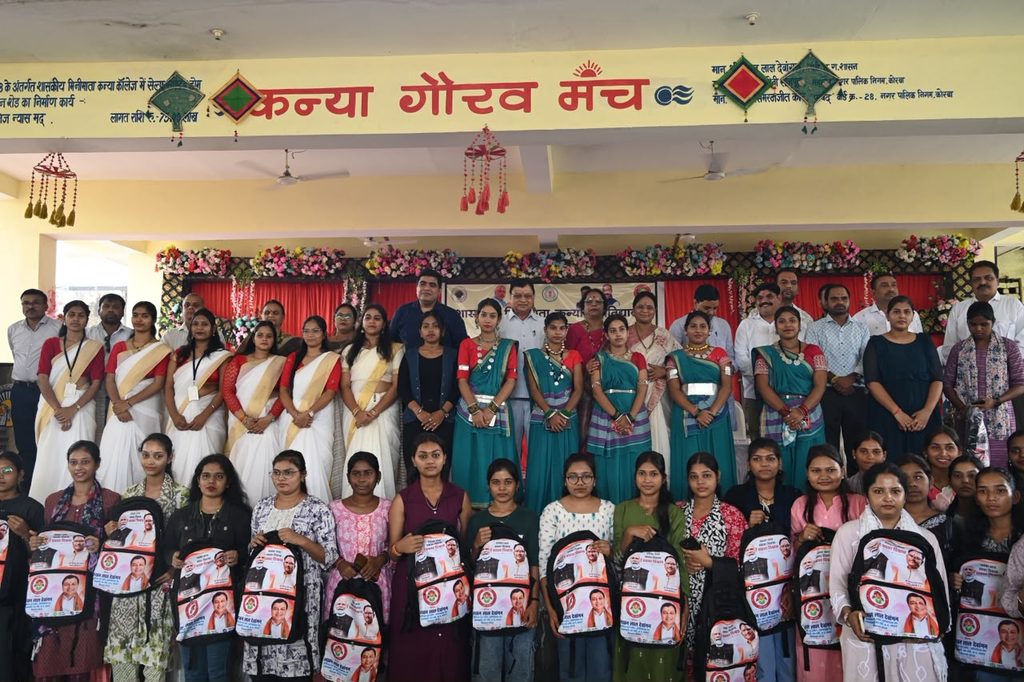 कोरबा छात्राओं को एजुकेशन किट
