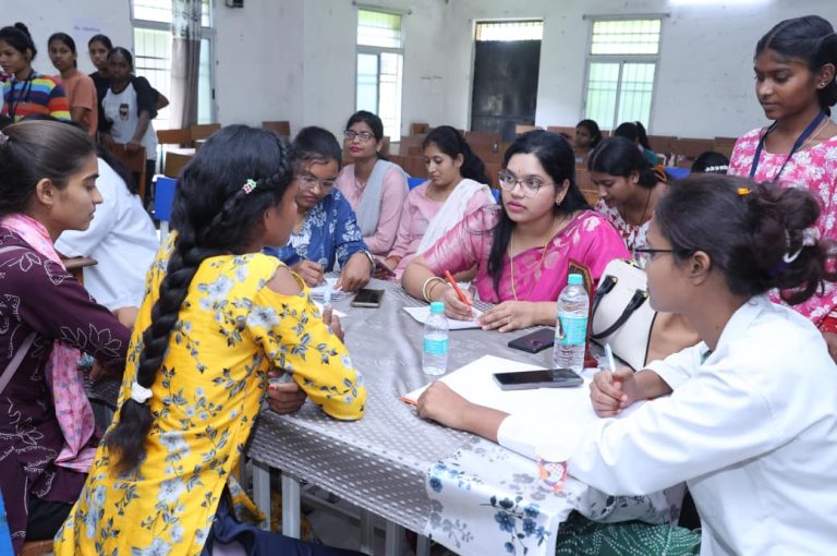 raigarh-girls-health-camp-1500-students