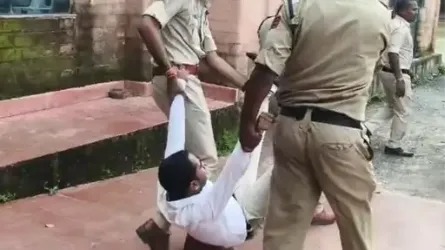 balrampur-collectorate-aap-leader-lav-dubey-police-custody