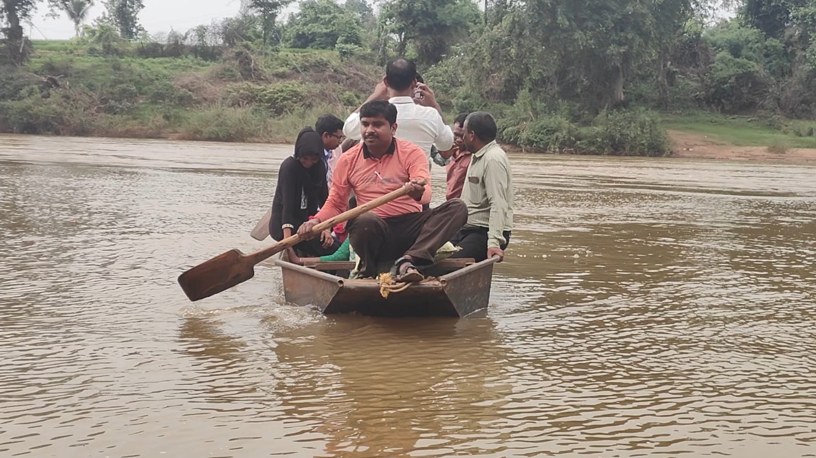 kanker-teachers-cross-river-for-school