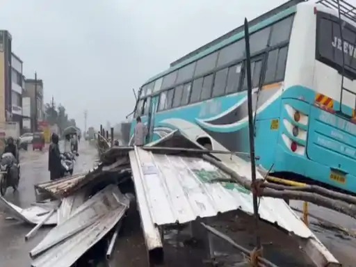 रायपुर में यात्री बस हादसा